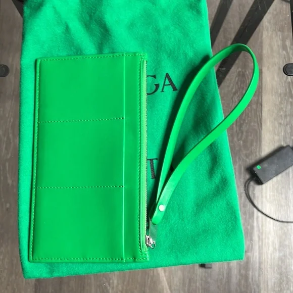 New Bottega Veneta Pouch with dust bag and authenticity NWT - Picture 2 of 10